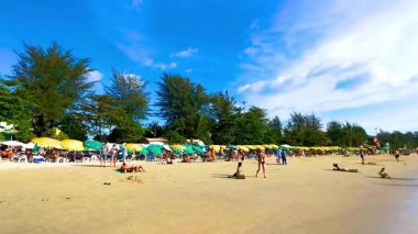 Tropikal Patong Kamala Plajı Phuket Tayland turistleri insanlar güneş şemsiyesi palmiyesi.