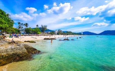 Kathu Bölgesi Phuket Adası, Tayland 14. Şubat 2026 Patong Kamala Sahili Turistlerle su dalgaları güneş şemsiyeleri tropik bitkiler ve palmiye ağaçları Phuket Tayland 'da.