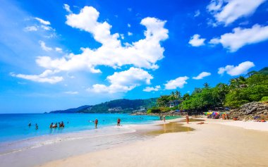 Kathu Bölgesi Phuket Adası, Tayland 21. Şubat 2026 Patong Kamala Sahili Turistlerle su dalgaları güneş şemsiyeleri tropik bitkiler ve palmiye ağaçları Phuket Tayland 'da.
