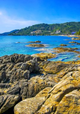 Rocky Kalim Sahili tropikal sahil kıyısı turkuvaz mavisi berrak su dalgaları kum kayaları ve kayalar Patong Sahili Kathu Bölgesi Phuket Adası Güney Tayland Bölgesi.