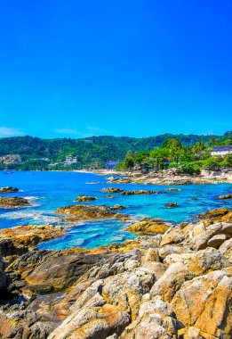 Rocky Kalim Sahili tropikal sahil kıyısı turkuvaz mavisi berrak su dalgaları kum kayaları ve kayalar Patong Sahili Kathu Bölgesi Phuket Adası Güney Tayland Bölgesi.
