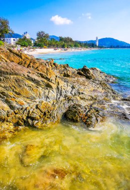 Patong Kamala Sahili tropikal manzara manzarası mavi gökyüzü turkuvaz deniz suyu dalgaları palmiye ağaçları ve bulutlar Patong Sahili 'nde Kathu Phuket Adası Güney Tayland.