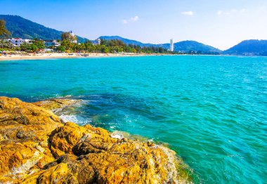 Patong Kamala Sahili tropikal manzara manzarası mavi gökyüzü turkuvaz deniz suyu dalgaları palmiye ağaçları ve bulutlar Patong Sahili 'nde Kathu Phuket Adası Güney Tayland.