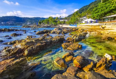 Tropikal Kalim Sahili kayalık sahil kıyısı turkuvaz mavisi açık deniz dalgaları kum kayaları ve kayalar Patong Sahili Kathu Bölgesi Phuket Adası Güney Tayland Bölgesi.