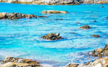 Kalim Sahili kayalık tropikal sahil kıyısı turkuvaz mavisi berrak su dalgaları kum kayaları ve kayalar Patong Sahili Kathu Bölgesi Phuket Adası Güney Tayland Bölgesi.