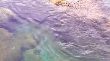 Kalim Sahili tropikal kayalık sahil kıyısı turkuvaz mavisi berrak su dalgaları kum kayaları kaya ve midye kabuklu kayalar Patong Sahili Kathu Phuket Adası Güney Tayland.