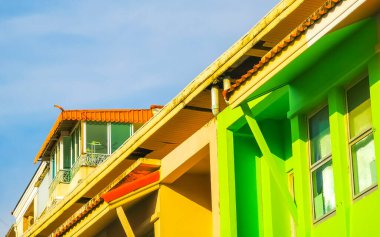 Modern binalar ve mimarlık otelleri tatil beldeleri ve apartmanlar tropik cennette palmiye ağaçları ve Patong Sahili 'nde mavi gökyüzü olan Güney Tayland' da Kathu Phuket Adası 'nda..