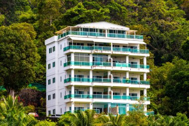 Kathu Bölgesi, Phuket Eyaleti, Tayland 10. Ekim 2025 Modern binalar mimari otel otelleri tatil beldeleri tropik cennet palmiye ağaçları yağmur ormanları Patong Sahili Tayland doğası.
