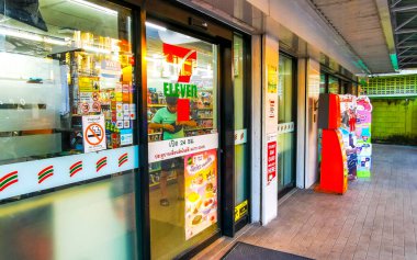 Kathu Bölgesi Phuket Adası, Tayland 17. Şubat 2026 7 11 mağaza girişi ve Patong Plajı 'ndaki Kathu Phuket Adası Tayland' ın karşılama işareti logosu..