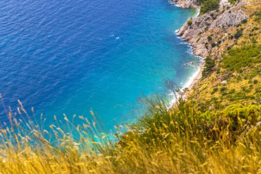 Sahil sahili turkuvaz mavi su dalgaları adaları dağ tepeleri kayalıklar ve Dubrovnik Neretva İlçesi Dalmaçya Bölgesi Hırvatistan 'da Akdeniz doğa bitkileri panoraması.