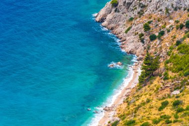 Sahil sahili turkuvaz mavi su dalgaları adaları dağ tepeleri kayalıklar ve Dubrovnik Neretva İlçesi Dalmaçya Bölgesi Hırvatistan 'da Akdeniz doğa bitkileri panoraması.