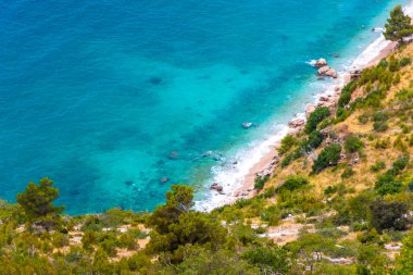 Sahil sahili turkuvaz mavi su dalgaları adaları dağ tepeleri kayalıklar ve Dubrovnik Neretva İlçesi Dalmaçya Bölgesi Hırvatistan 'da Akdeniz doğa bitkileri panoraması.