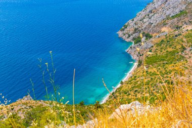 Sahil sahili turkuvaz mavi su dalgaları adaları dağ tepeleri kayalıklar ve Dubrovnik Neretva İlçesi Dalmaçya Bölgesi Hırvatistan 'da Akdeniz doğa bitkileri panoraması.