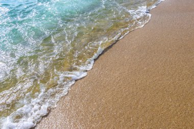Güneydoğu Asya 'daki Patong Sahili Kathu Phuket Adası Güney Tayland' da berrak turkuaz mavi su desenli tropikal sahil manzarası ve kıyı denizinde su ve kum dalgaları var..