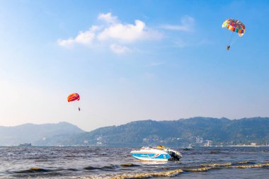 Kathu Bölgesi Phuket Adası, Tayland 05. Mart 2026 Patong Sahili, Patong Phuket Tayland 'da paraşüt sporu dağları ve bulutlar üzerindeki turizm manzarası..