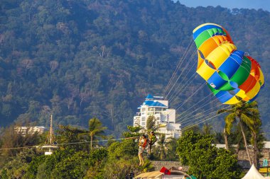 Kathu Bölgesi Phuket Adası, Tayland 05. Mart 2026 Patong Sahili, Patong Phuket Tayland 'da paraşüt sporu dağları ve bulutlar üzerindeki turizm manzarası..