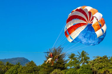 Kathu Bölgesi Phuket Adası, Tayland 05. Mart 2026 Patong Sahili, Patong Phuket Tayland 'da paraşüt sporu dağları ve bulutlar üzerindeki turizm manzarası..