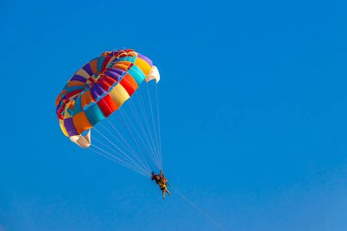 Kathu Bölgesi Phuket Adası, Tayland 05. Mart 2026 Patong Sahili, Patong Phuket Tayland 'da mavi gökyüzü ve bulutlarla paraşütle atlayan paraşüt sporları yapan insanların turizm manzarası..
