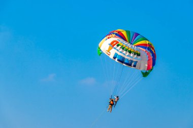 Kathu Bölgesi Phuket Adası, Tayland 05. Mart 2026 Patong Sahili, Patong Phuket Tayland 'da mavi gökyüzü ve bulutlarla paraşütle atlayan paraşüt sporları yapan insanların turizm manzarası..