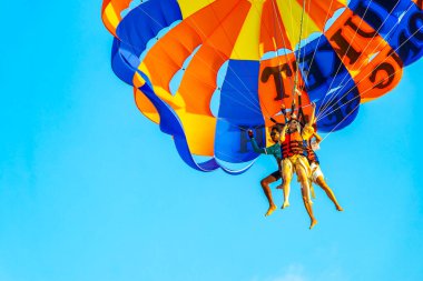 Kathu Bölgesi Phuket Adası, Tayland 05. Mart 2026 Patong Sahili, Patong Phuket Tayland 'da mavi gökyüzü ve bulutlarla paraşütle atlayan paraşüt sporları yapan insanların turizm manzarası..
