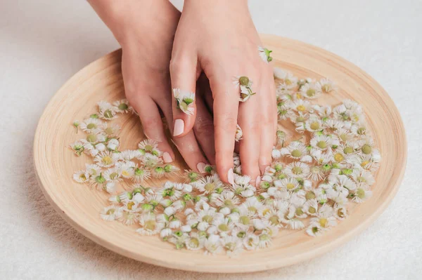 Das Mädchen Pflegt Die Haut Ihrer Hände Und Nägel Und — Stockfoto