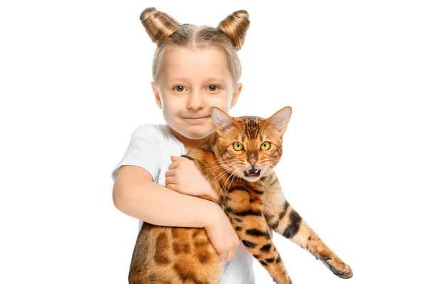 Liten Blond Flicka Håller Missnöjd Bengalisk Katt Händerna Vit Isolerad — Stockfoto