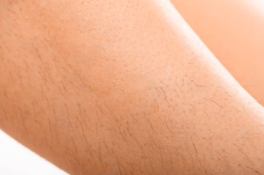 Uzun saçların arka planında derinin epilasyon alanı. İstenmeyen kılların kaldırılması. Yakın plan. 