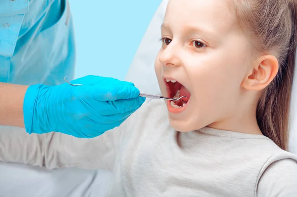 Child Dentist Appointment Dentist Uses Tool Check Condition Child Teeth Zdjęcia Stockowe bez tantiem