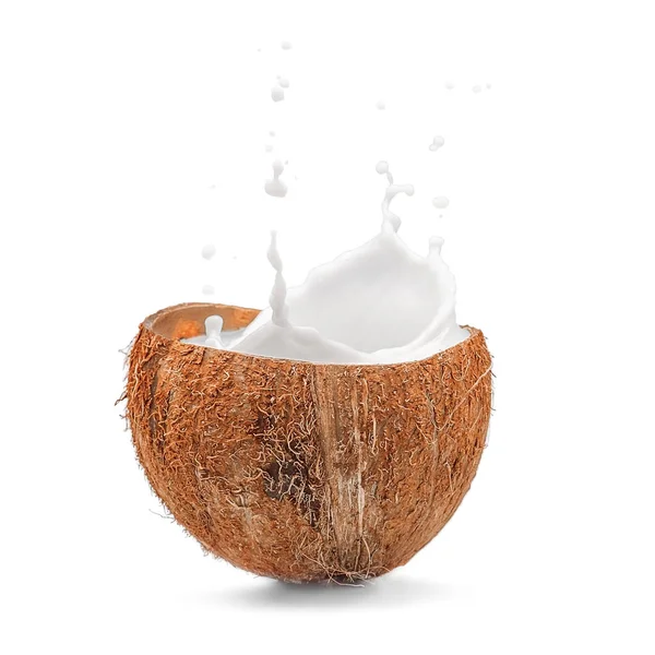 Kokosmilch Spritzer Aus Kokosnusshälften Auf Weißem Isolierten Hintergrund Gefrierbewegung — Stockfoto