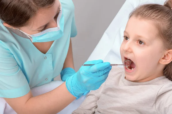 Dentysta Niebieskim Mundurze Przeprowadza Badanie Jamy Ustnej Stanu Zębów Małej — Zdjęcie stockowe