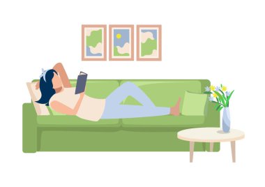 Oturma odasında kanepede yatan ve beyaz arka planda düz bir şekilde kitap okuyan bir kızın vektör çizimi.