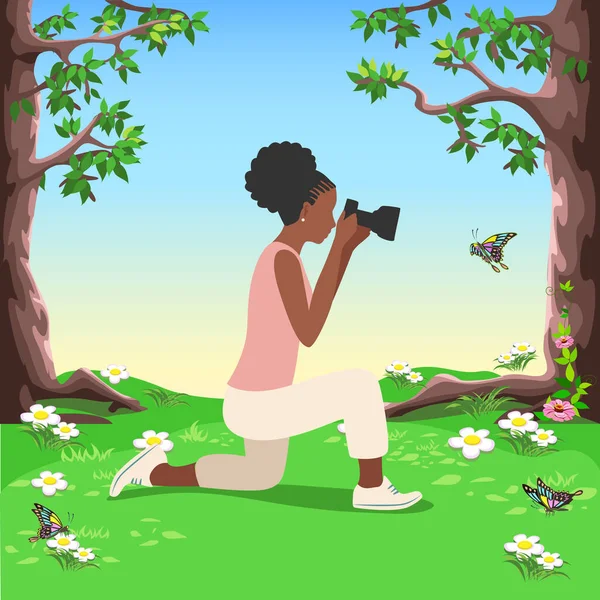 Piękny Czarny Fotograf Dziewczyna Aparatem Patrzy Obiektyw Fotografuje Motyla Kwitnącej — Wektor stockowy