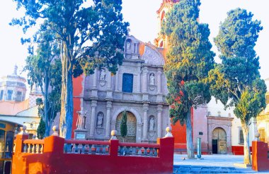 Tarihi San Miguel de Mexico 'da renkli antika evler 