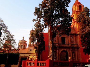 Tarihi San Miguel de Mexico 'da renkli antika evler 