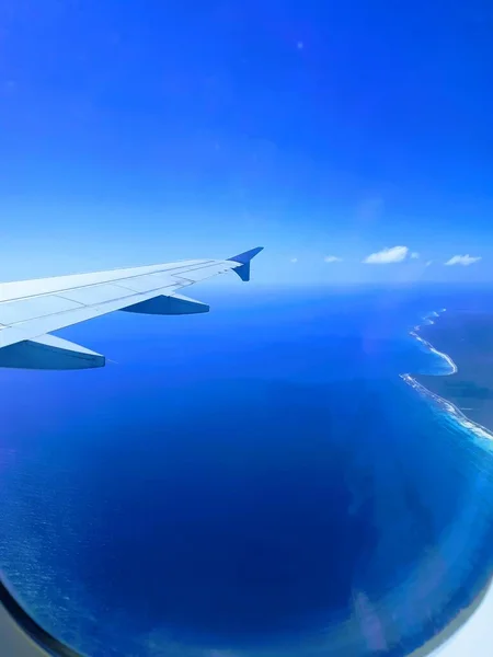 Ventana Vista Del Asiento Cola Del Avión Cielo Azul Con —  Fotos de Stock