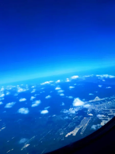 Ventana Vista Del Asiento Cola Del Avión Cielo Azul Con —  Fotos de Stock