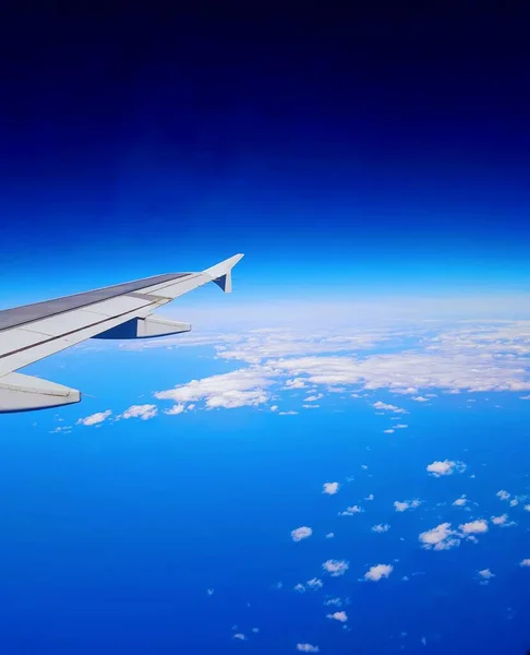 Raamstoelweergave Van Vliegtuigstaart Blauwe Lucht Met Wolken — Stockfoto