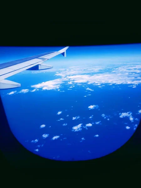 Vista Assento Janela Cauda Avião Céu Azul Com Nuvens — Fotografia de Stock