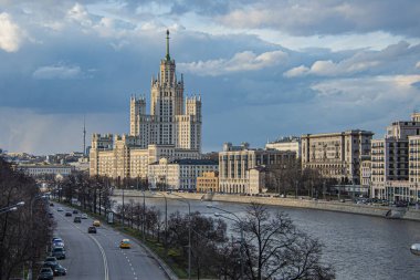 Bulutların arka planına karşı şehir manzarası