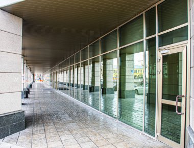 Sütunlar ayna duvarına yansıyor.