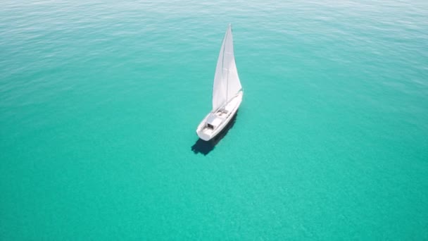 Letecký pohled jachta plachtění na otevřeném modrém oceánu — Stock video