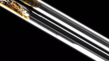 3D gerçekçi alkol birası siyah üzerine cam tüp içinde akıyor