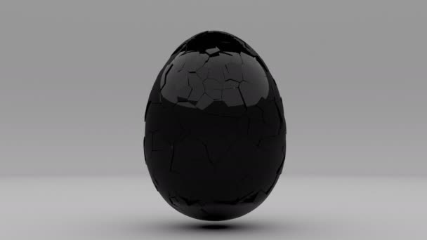 A fekete héj felrobban, és alatta egy arany tojás. — Stock videók