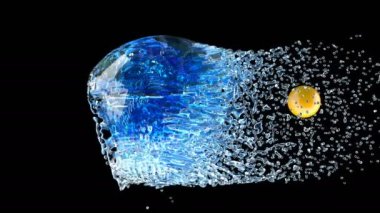 Turuncu küre, berrak mavi su kabarcığıyla çarpışır. Düşen taze doğa damlası. Temiz enerji.