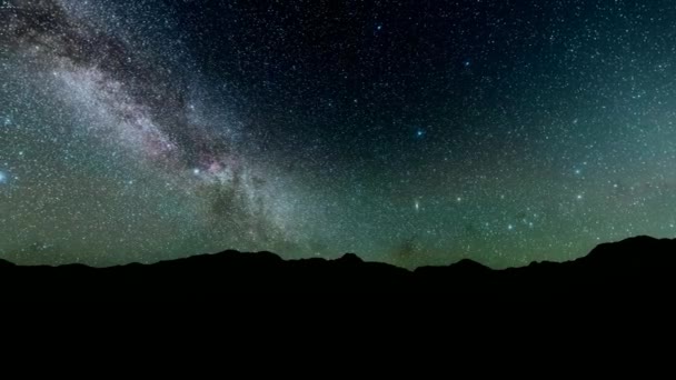 Прекрасный ночной звездный небесный пейзажный силуэт гор — стоковое видео