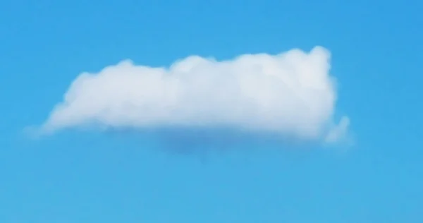 Imagen vectorial realista de la nube del habla en el cielo azul — Vector de stock