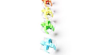 Beyaz bg üzerinde cam hediye kutuları 4k döndür