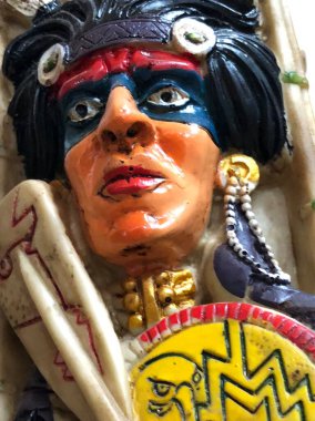 Geleneksel Hint oyuncak oyuncak oyuncak dükkanlarda satılıktır. Thenjavur, Tamilnadu 'da satılık çok renkli güzel bir elbiseyle süslenmiş kadim kafa sallama oyuncakları..