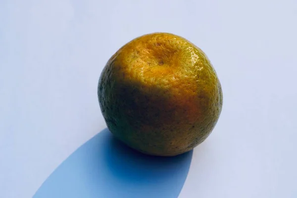 Frutta Dolce Arancione Tenuta Bancarella Vendita Frutto Arancio Isolato Fondo — Foto Stock