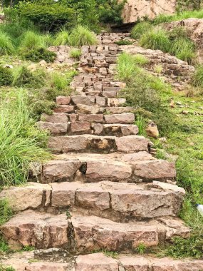Adam Mamandur, Kanchipuram, Tamilnadu 'daki dağlarda kayalık merdivenler yaptı. Tepenin zirvesinin ortasındaki patikada..